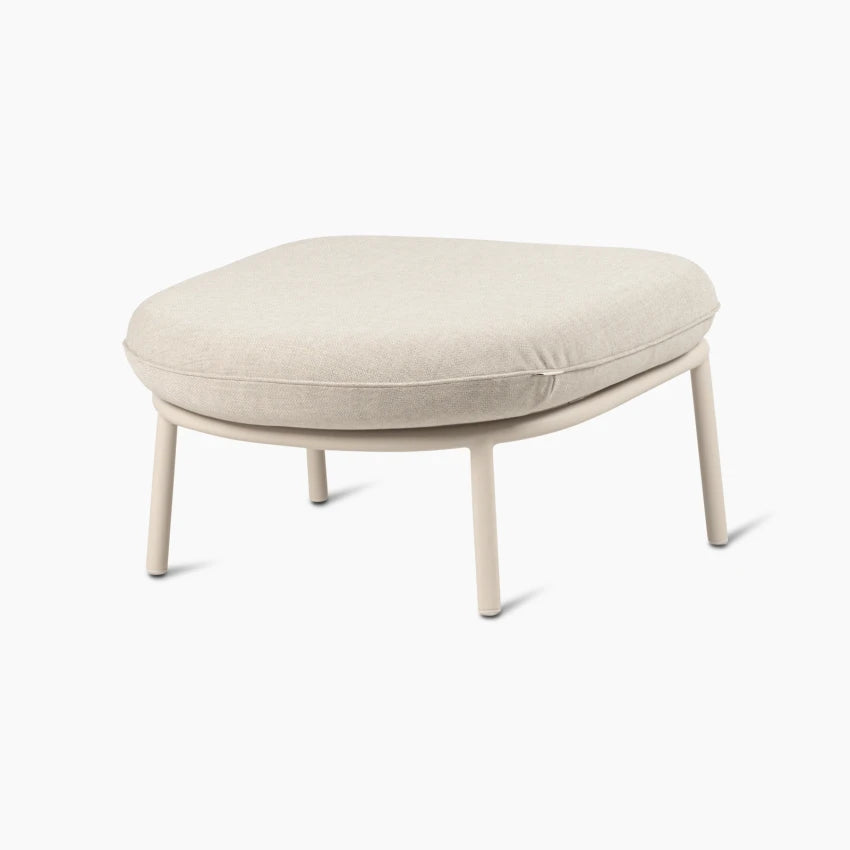 Vincent Sheppard KODO Fußhocker in der Farbe Dune White mit einem Kissen in Almond