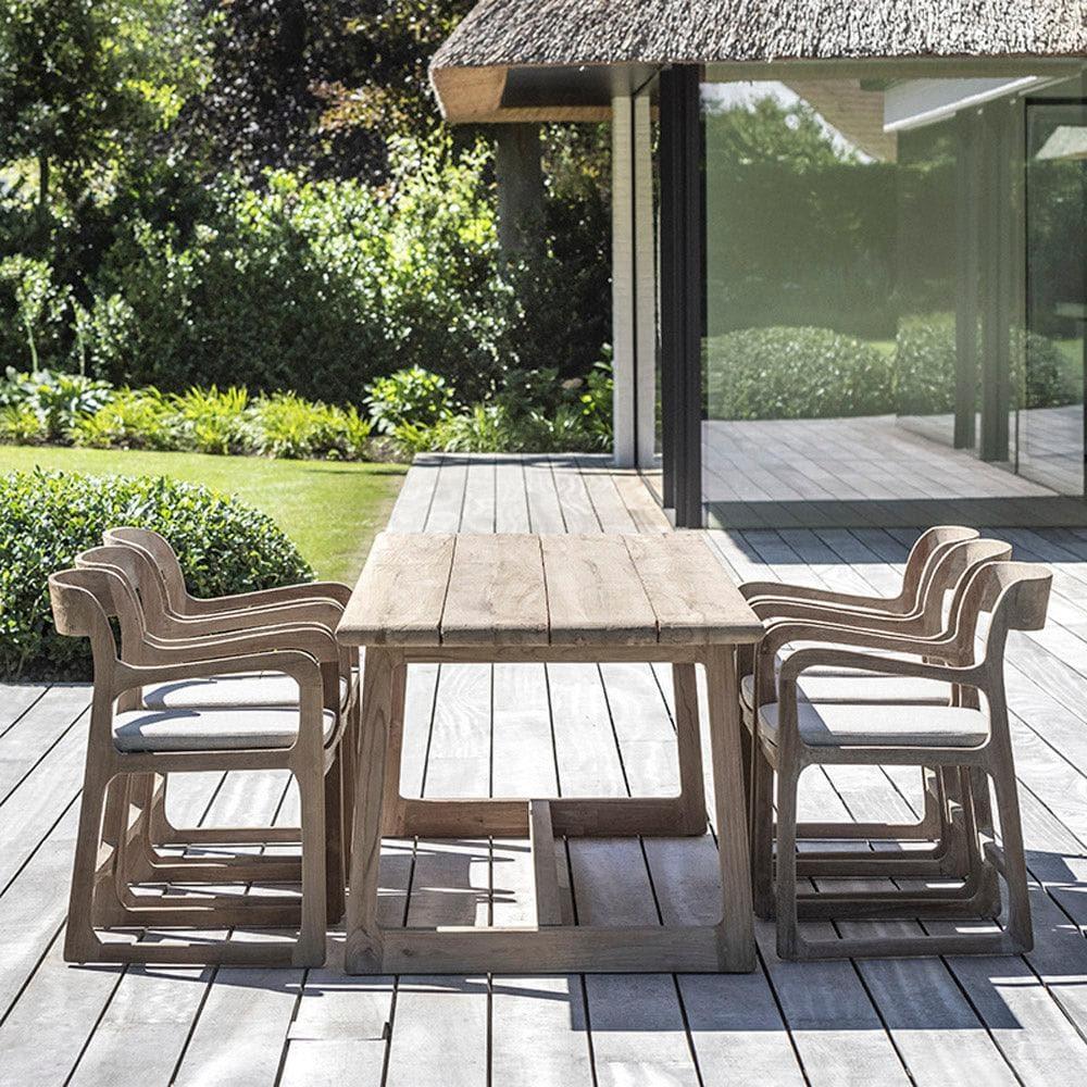 Mehrere Gommaire SALLY Armlehnstühle mit Kissen im Garten – harmonisches Outdoor-Arrangement mit stilvollem Teakholz und wetterfesten Textilien