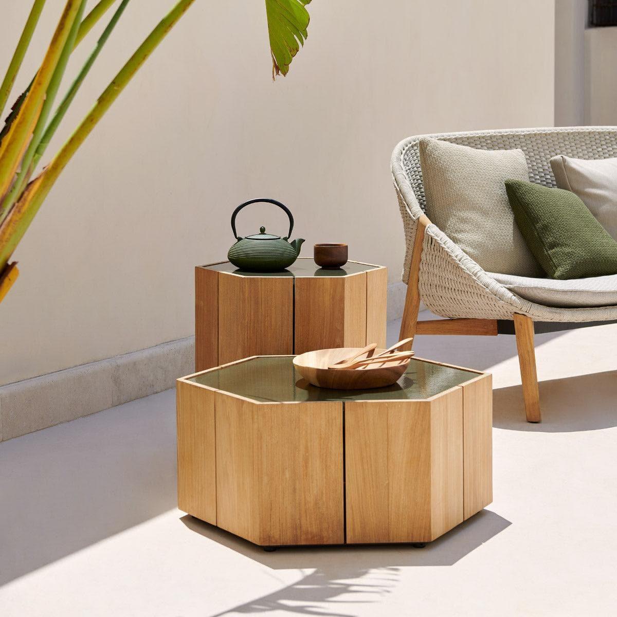 Design-Beistelltisch HEXAGON von Tribù in Lounge-Set mit Outdoor-Sessel – edles Teak- und Keramikarrangement im Garten
