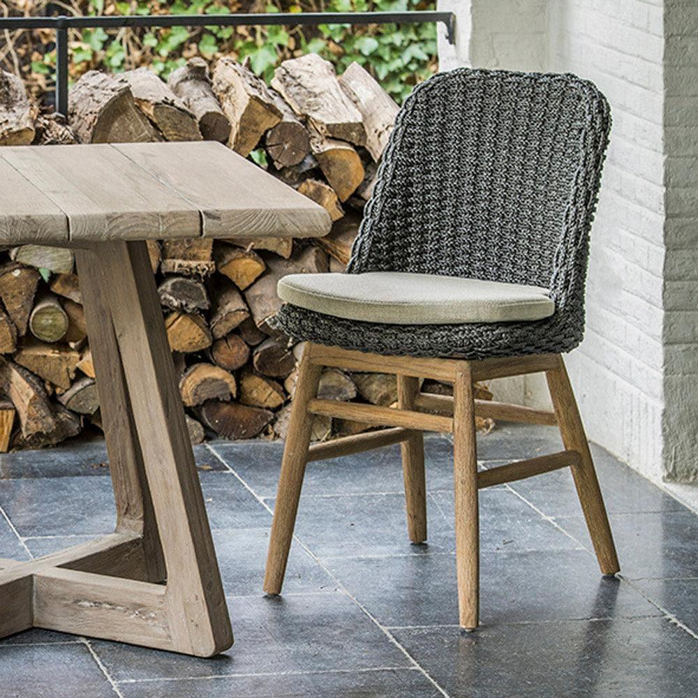 Gommaire Bistrotisch DENNIS im Garten – kleiner Teakholz-Tisch in entspannter Lounge-Atmosphäre, ideal für Kaffee, Wein oder entspannte Sommerabende