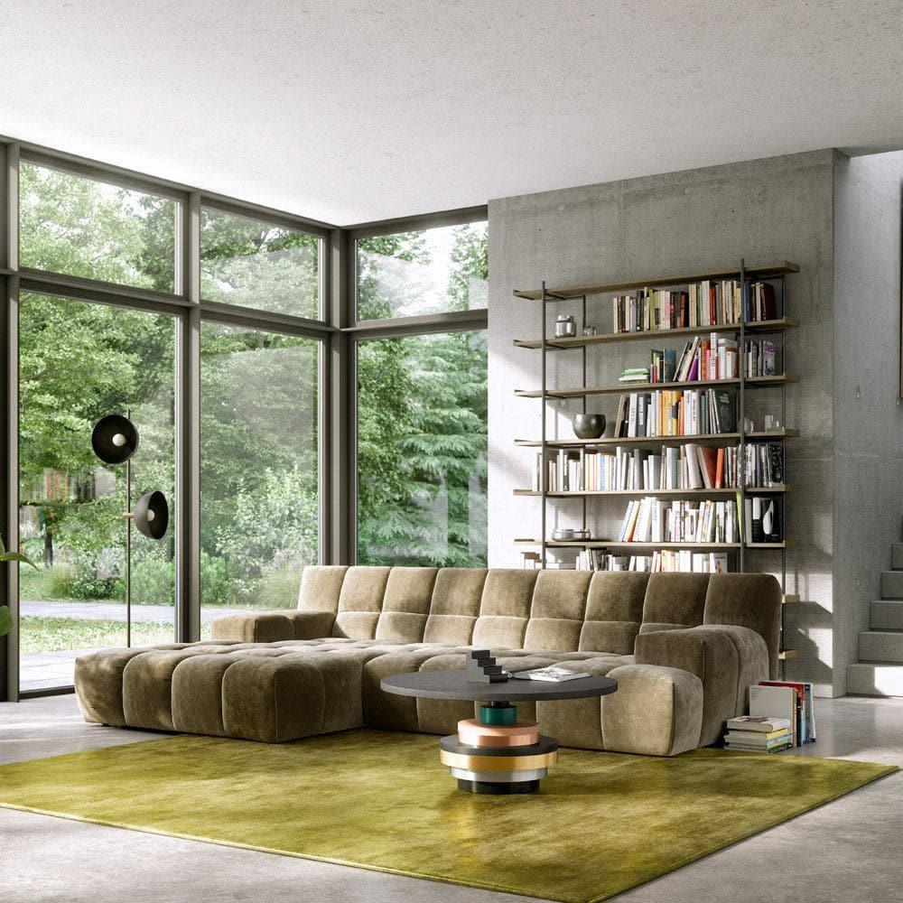 Bretz Sofa OCEAN 7 in Anthrazit, inszeniert in einem eleganten Wohnraum mit Marmor, Goldakzenten und stimmungsvoller Beleuchtung