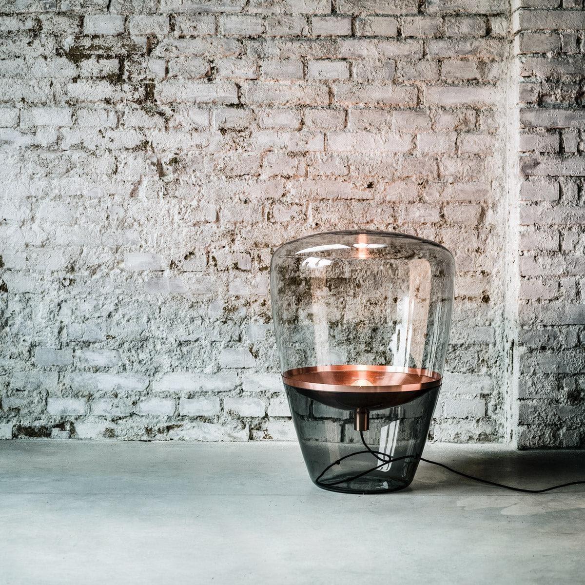Tischlampe BALLOONS PC858 von Brokis mit rauchgrauem Glas und Reflektor in Kupfer – elegante Kombination aus kühlem Glas und warmem Metall