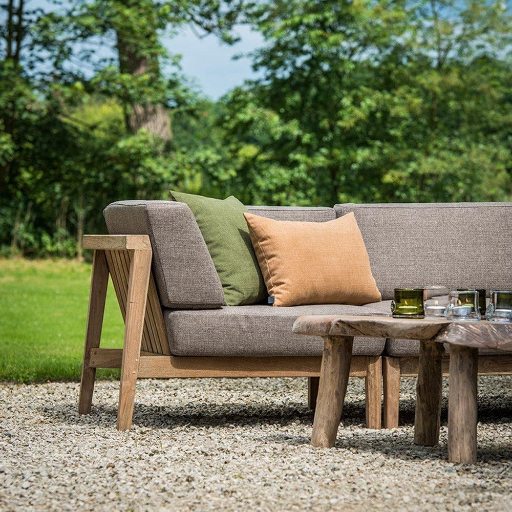 COPENHAGUE Gartensessel von Gommaire auf Holzdeck – Outdoor-Sessel mit Teakrahmen und beigem Kissen, kombiniert mit kleinem Beistelltisch für gemütliche Lounge-Ecke