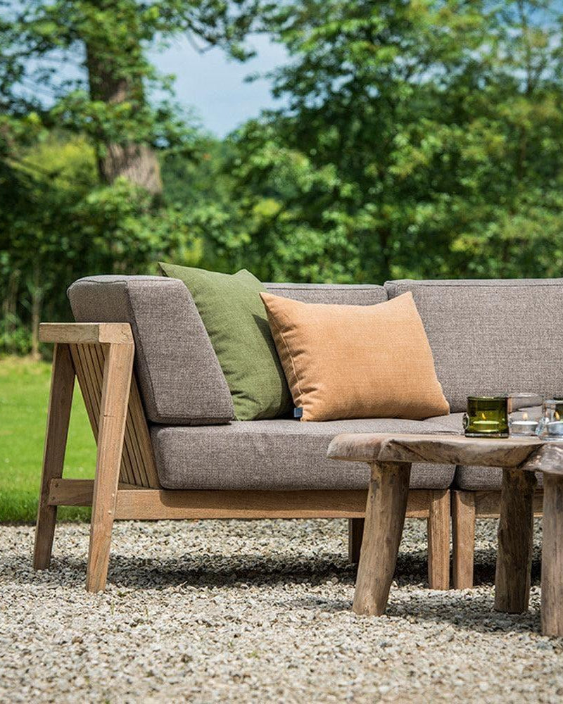 COPENHAGUE Gartensessel von Gommaire auf Holzdeck – Outdoor-Sessel mit Teakrahmen und beigem Kissen, kombiniert mit kleinem Beistelltisch für gemütliche Lounge-Ecke