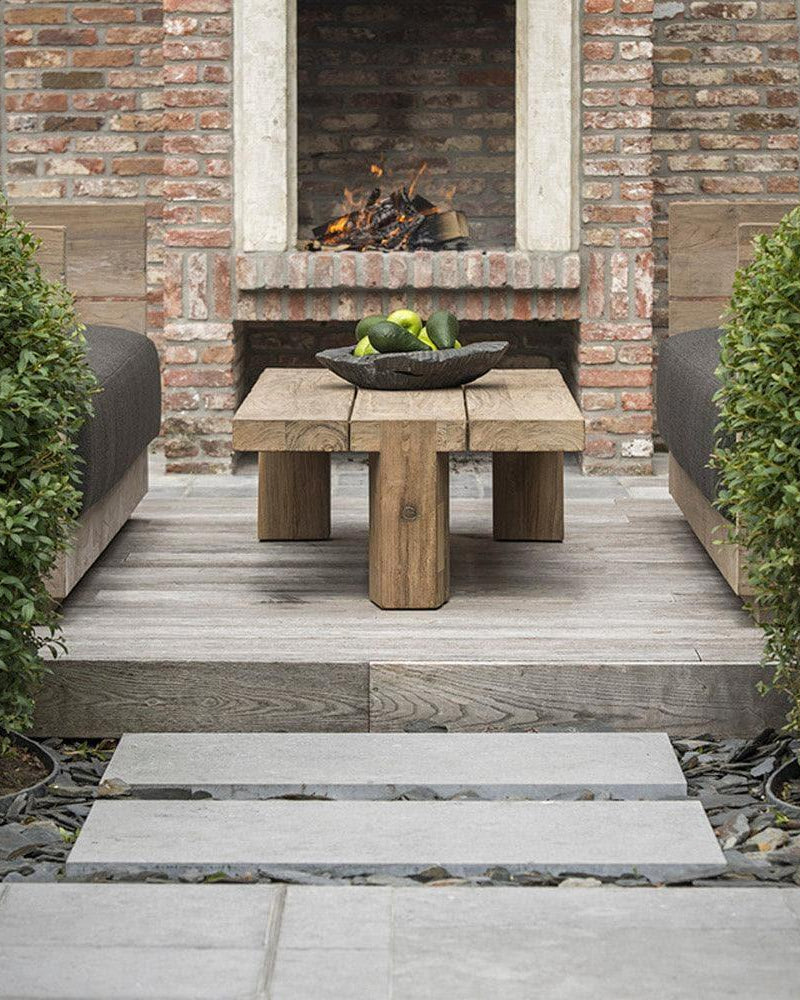 Gommaire Couchtisch DOVETAIL vor Outdoor-Loungesofa – massiver Teaktisch als stilvolle Ergänzung für moderne Gartenlounges und Terrassenmöbel