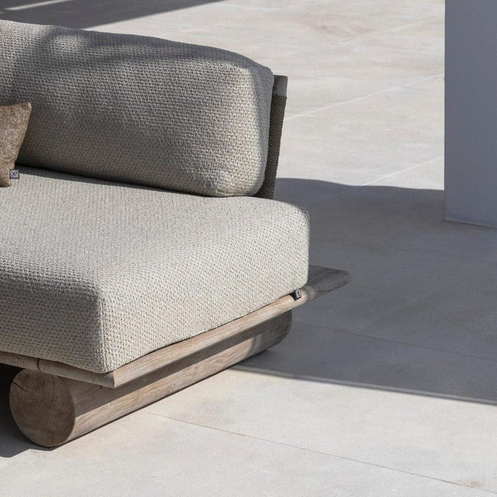 EDGE Outdoor-Sofa von Gommaire am Pool – luxuriöses Gartensofa mit geradlinigem Design aus recyceltem Teak für stilvolle Poollounges