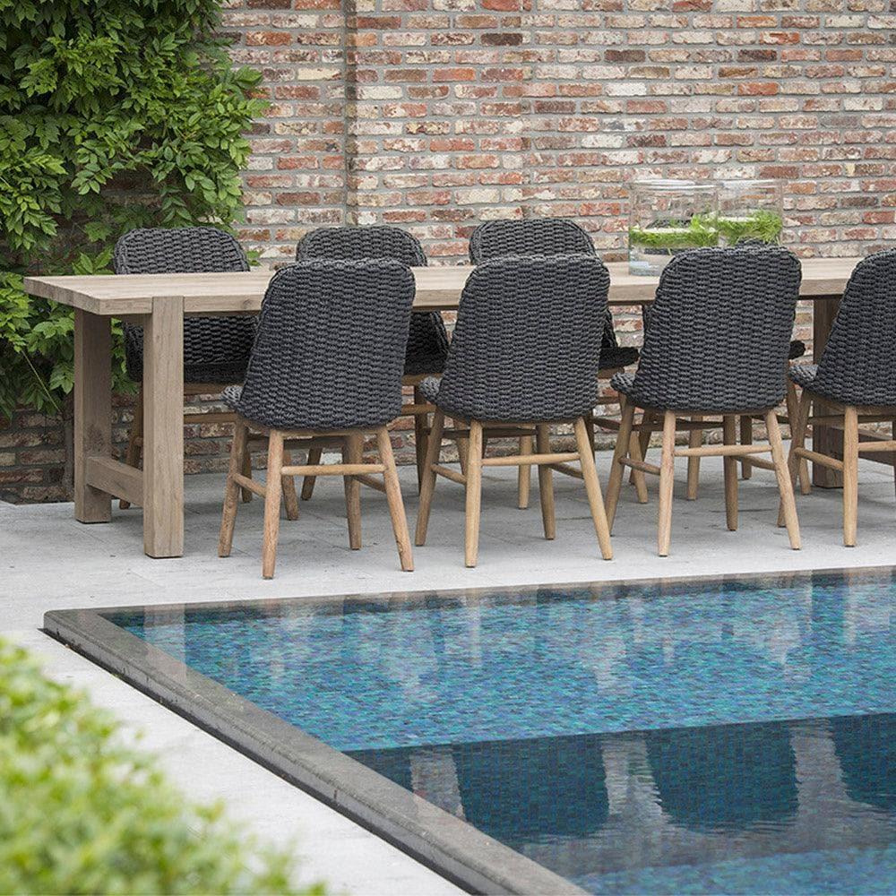 Esstisch JACOB von Gommaire im Garten – großzügiger Teaktisch in Lounge-Atmosphäre, ideal für gesellige Abende im Freien