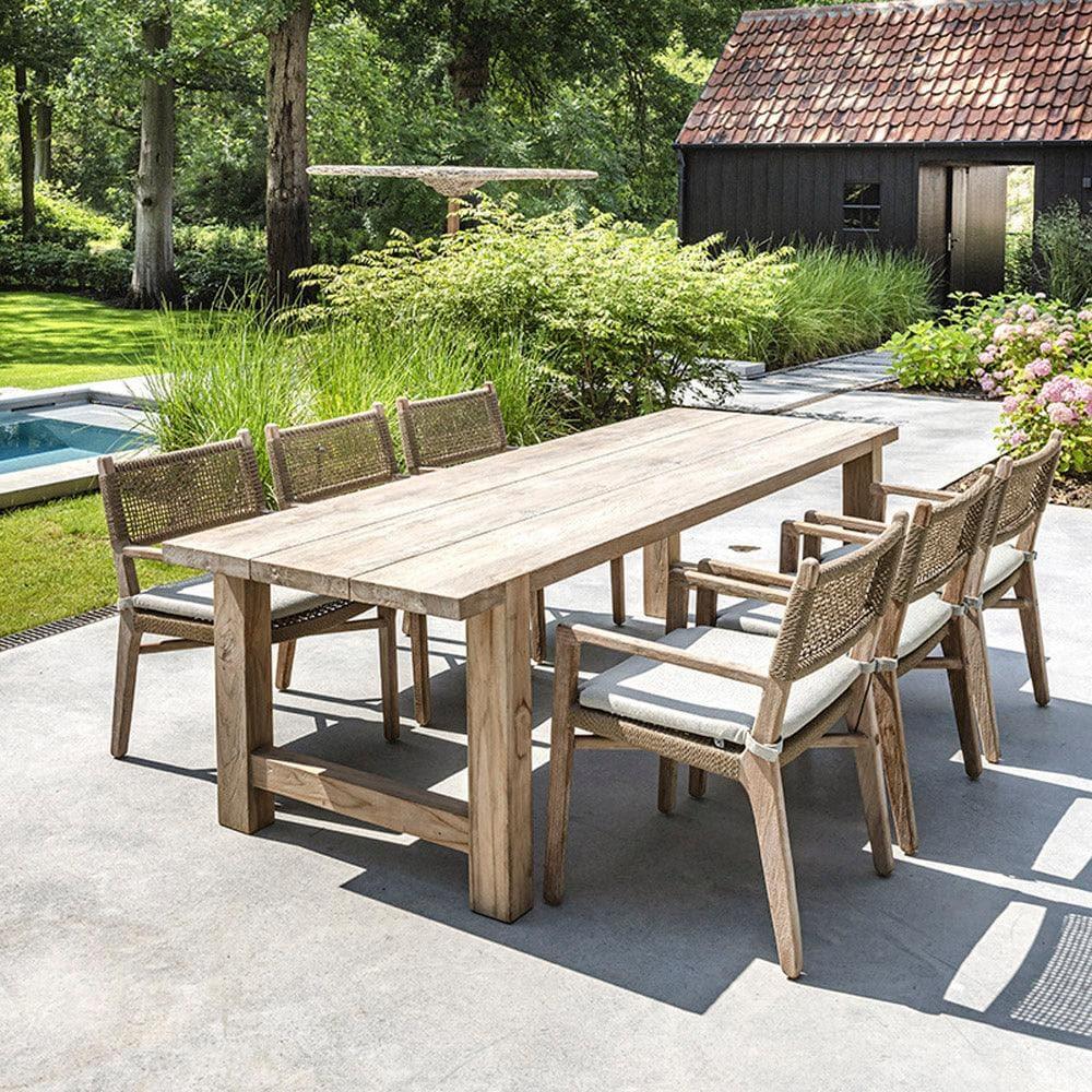 Gartenbild mit Esstisch JACOB von Gommaire – eleganter Teaktisch im Grünen, dekorativ inszeniert für natürliche und moderne Gartengestaltung