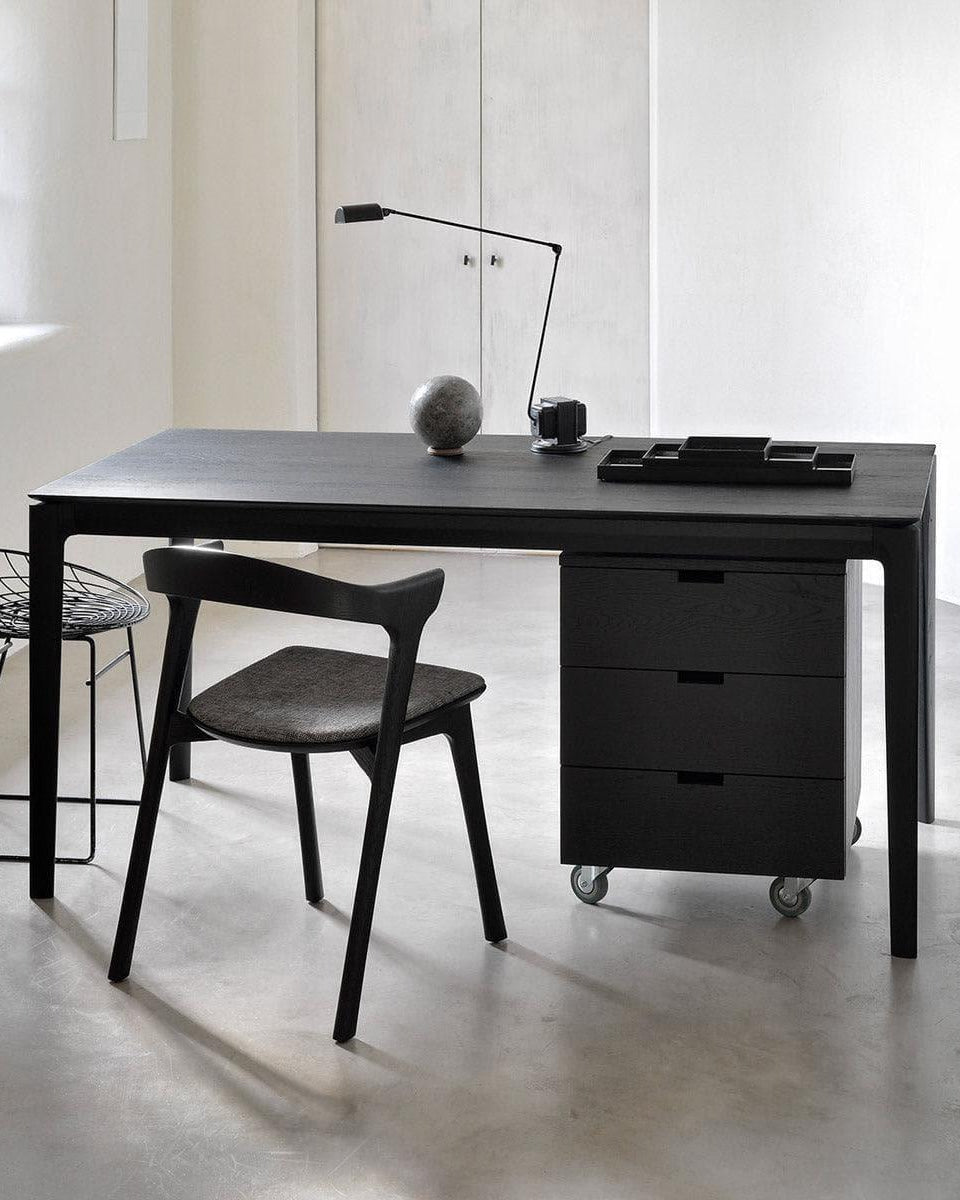 BILLY Schubladenschrank in brauner Eiche im stilvoll eingerichteten Büro