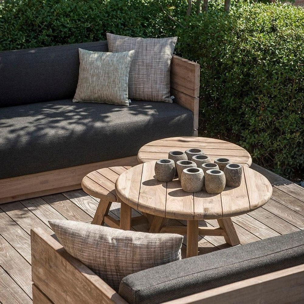 3er Set Couchtisch ANTON von Gommaire auf Terrasse – eleganter Mix aus Naturholz-Tischen für stilvolle Outdoor-Sitzbereiche mit Loungecharakter