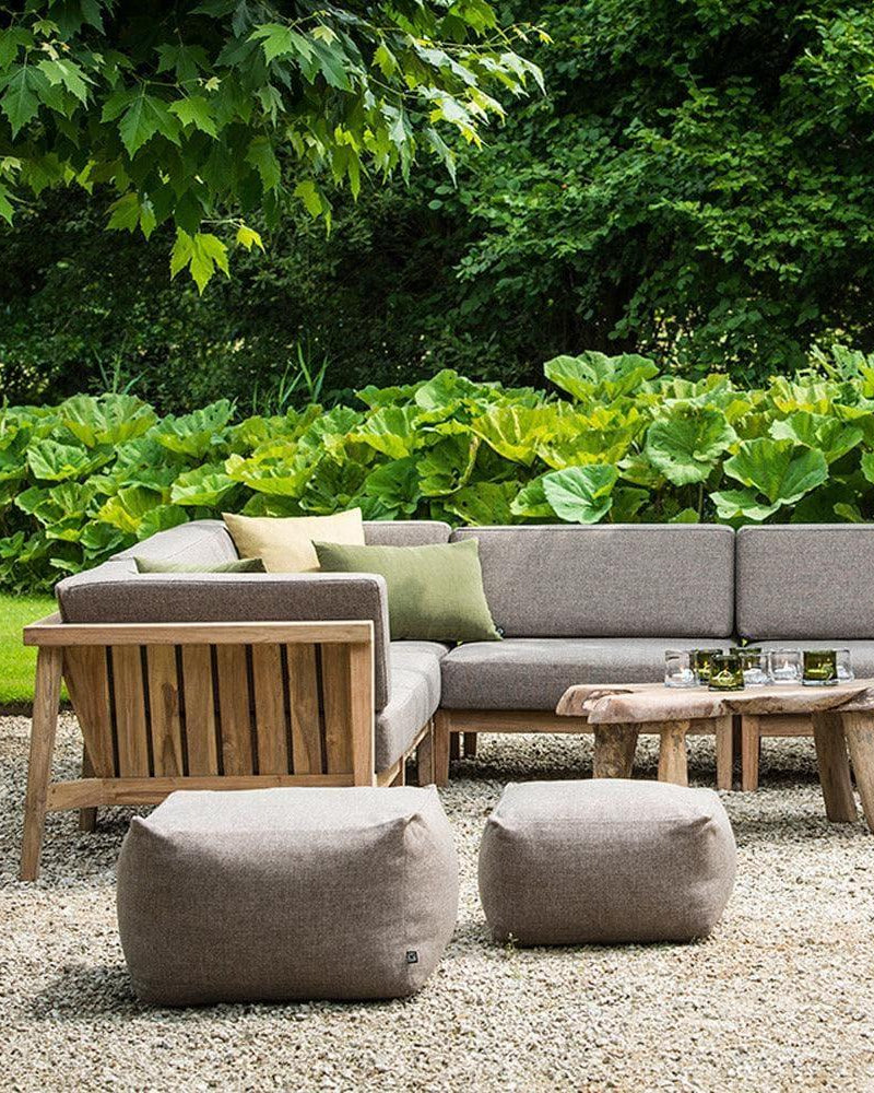 COPENHAGUE Loungesessel von Gommaire im Garten – recyceltes Teakholz trifft auf wetterfestes Polster für stilvolles Outdoor-Design in natürlicher Umgebung