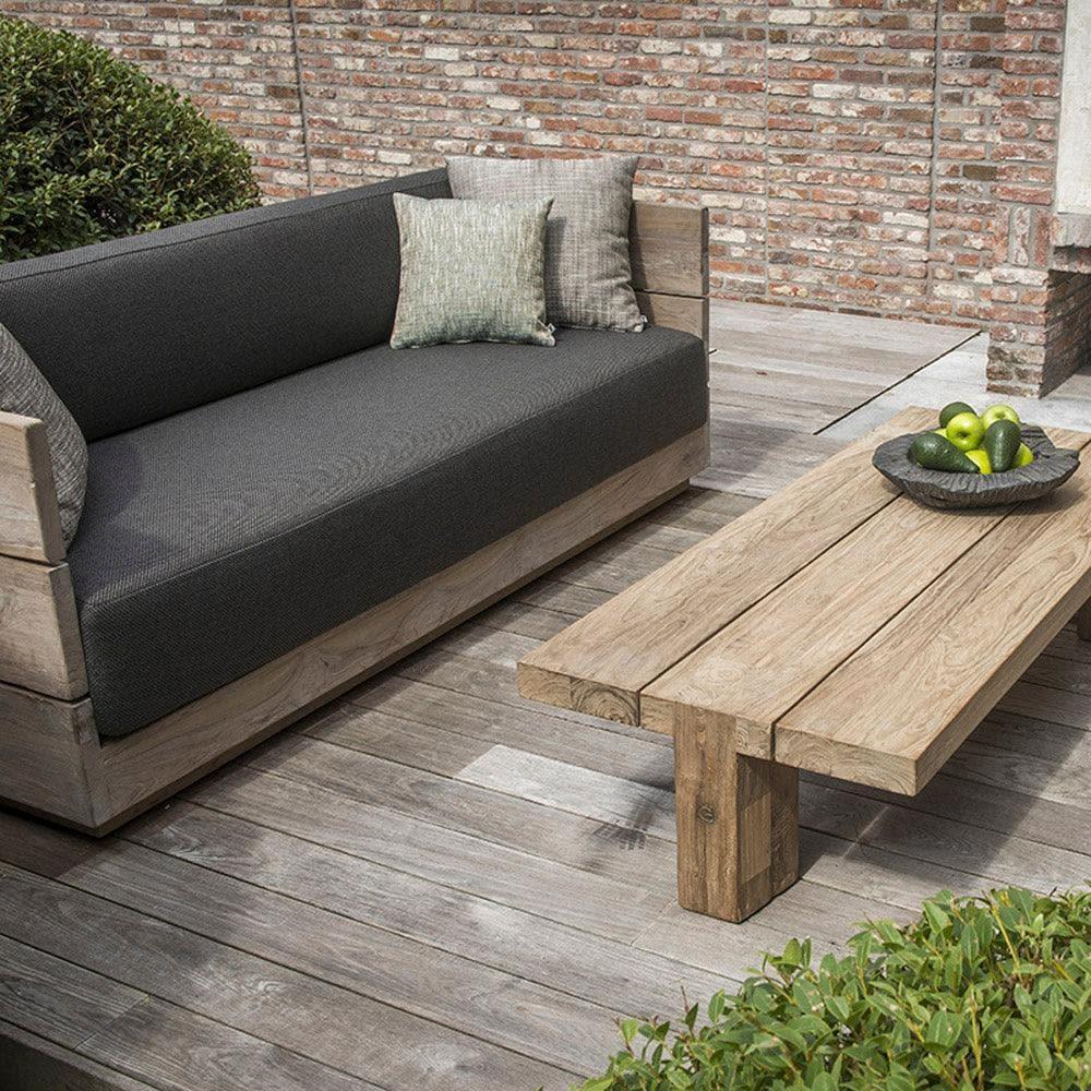 Couchtisch DOVETAIL mit dekorativer Outdoor-Sitzgruppe – Gommaire Tisch mit natürlicher Teakholzoberfläche in hochwertiger Lounge-Umgebung