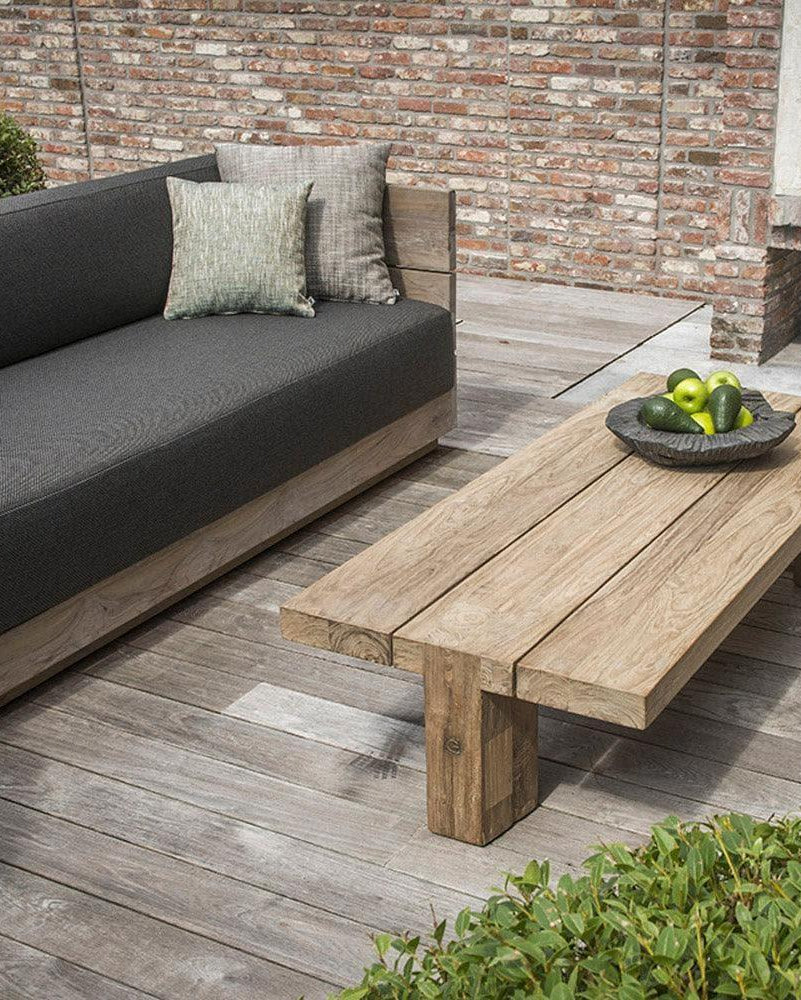 Couchtisch DOVETAIL mit dekorativer Outdoor-Sitzgruppe – Gommaire Tisch mit natürlicher Teakholzoberfläche in hochwertiger Lounge-Umgebung