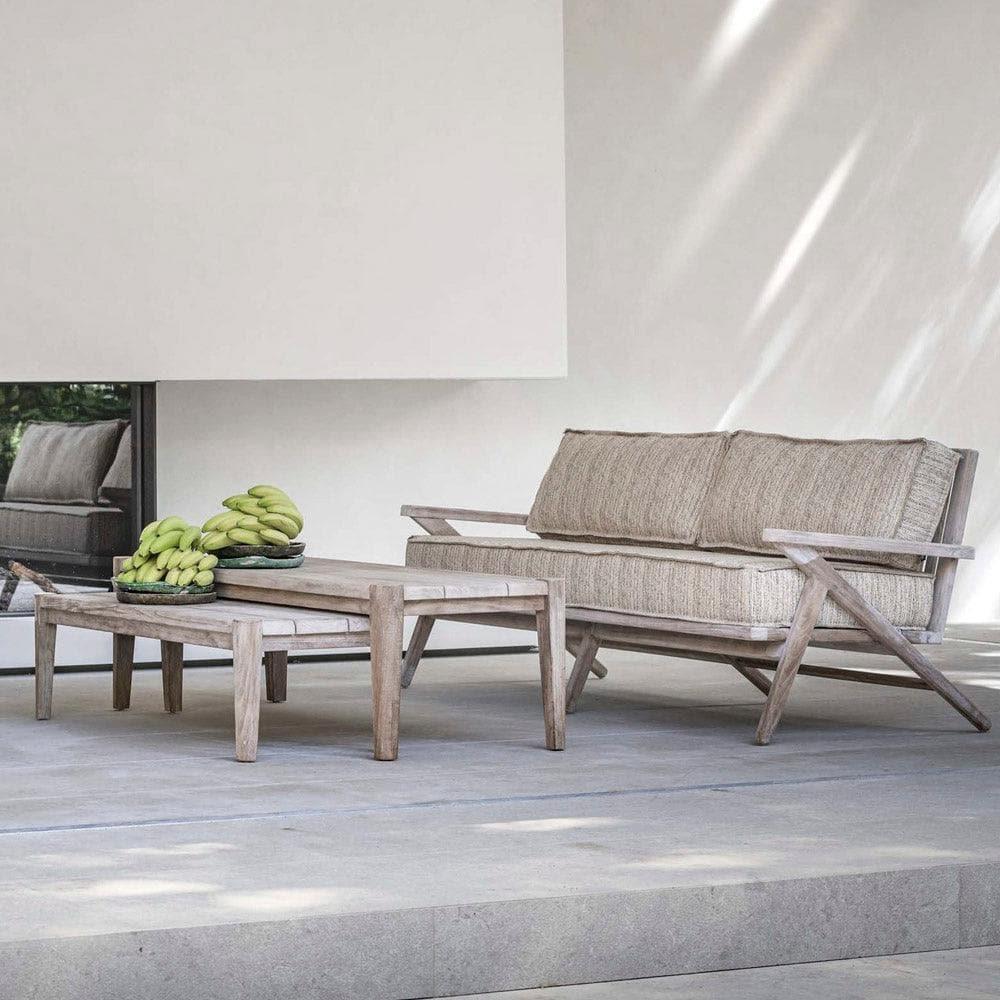 Couchtisch FLOOR von Gommaire im Garten – platzierter Teak-Tisch mit Deko-Accessoires, wetterfest und ideal für stilvolle Außenbereiche