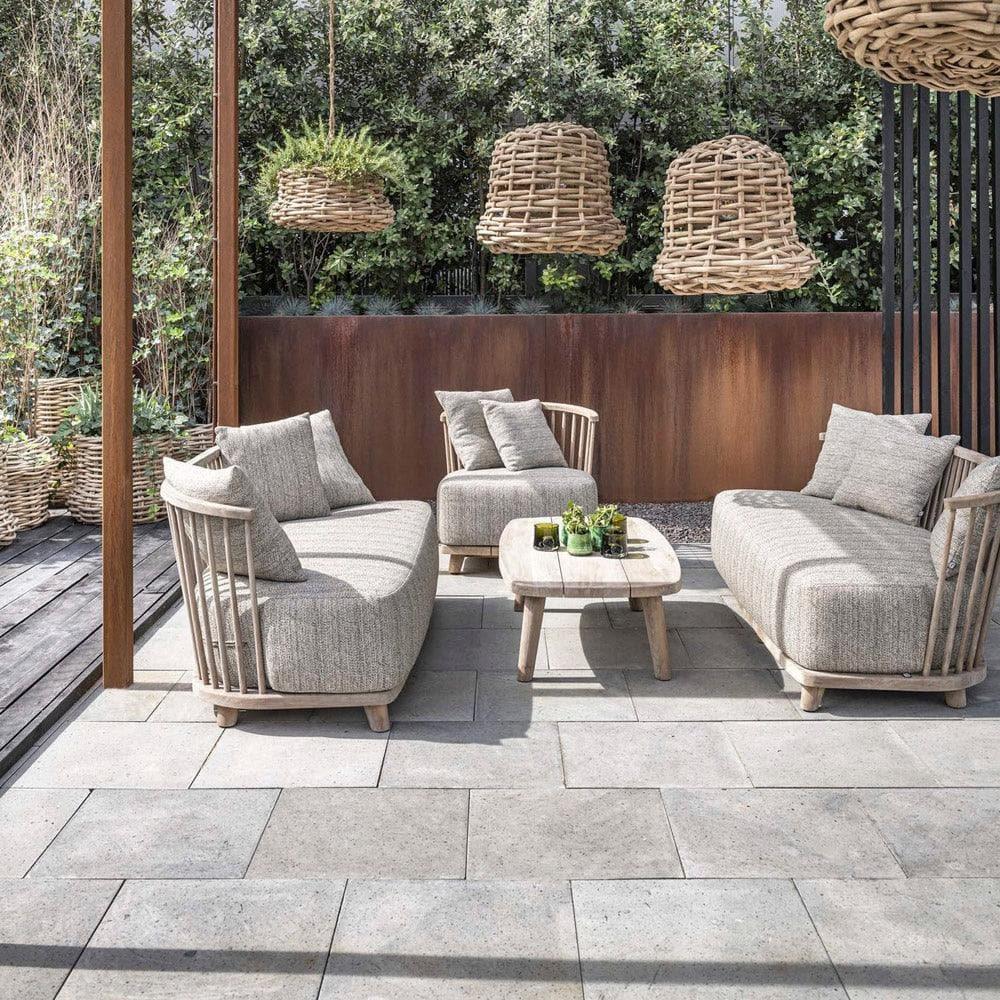 LOUNGE CAROL Gartensofa von Gommaire auf der Terrasse – stilvolle Kombination aus Naturmaterialien und wetterfesten Kissen für moderne Outdoorbereiche