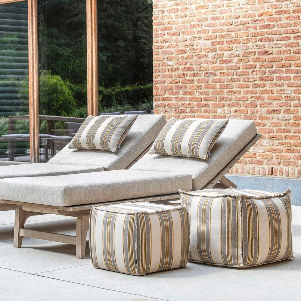 Pouf SQUARE von Gommaire kombiniert mit Outdoor-Liegen – flexibles Loungemodul aus Teakholz mit wetterfestem Bezug für Garten oder Terrasse