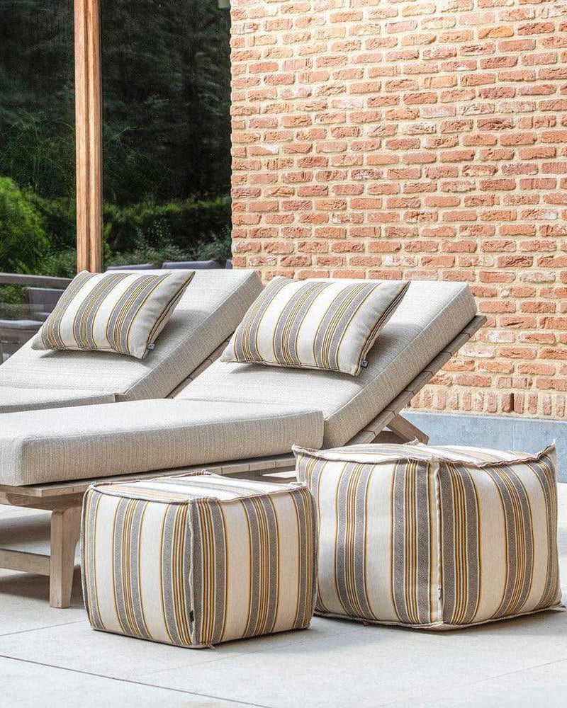 Pouf SQUARE von Gommaire kombiniert mit Outdoor-Liegen – flexibles Loungemodul aus Teakholz mit wetterfestem Bezug für Garten oder Terrasse