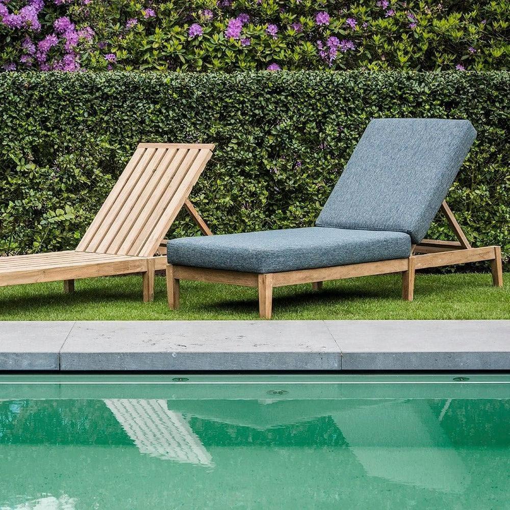 SUNNY BED COPENHAGUE von Gommaire am Pool – luxuriöses Outdoor-Daybed aus Teakholz mit Kissen für stilvolle Sonnenmomente am Wasser