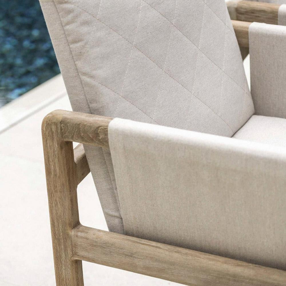 Seitliche Detailansicht des Gartenstuhls CARLO von Gommaire – klare Linienführung, recyceltes Teakholz und wetterfeste Polsterung in hochwertiger Verarbeitung