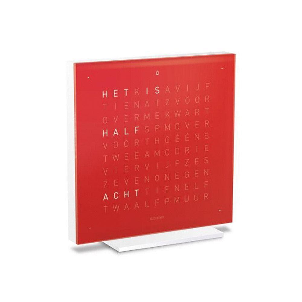 QLOCKTWO EARTH 13.5 Cherry Cake – zijaanzicht van de rode design tafelklok met typografische tijdsaanduiding