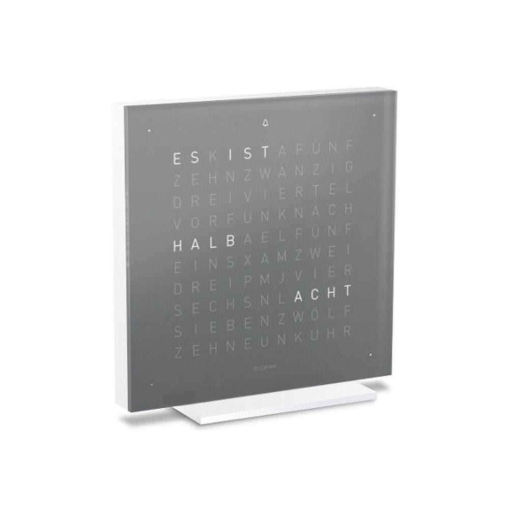 QLOCKTWO EARTH 13.5 Early Grey Tea – Seitenansicht der graubraunen Design-Tischuhr mit typografischer Zeitanzeige