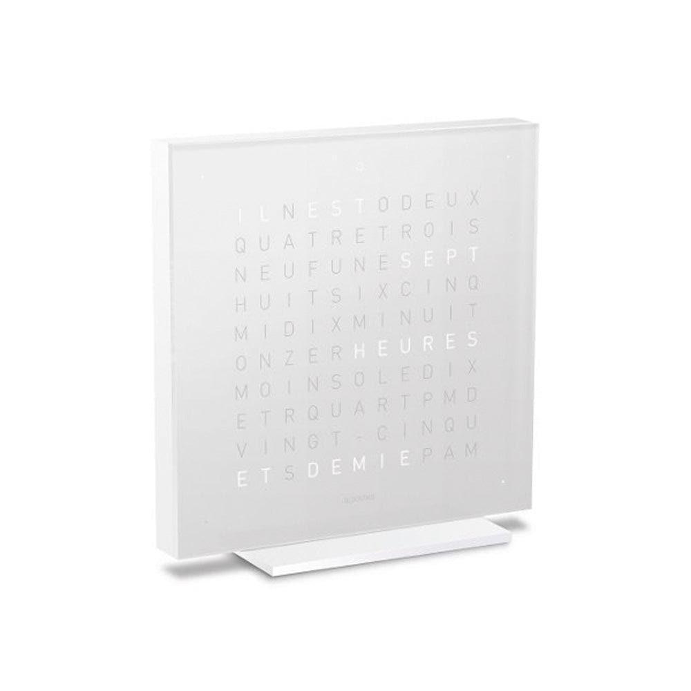 QLOCKTWO EARTH 13.5 Vanilla Sugar – vue latérale d’une horloge de table design blanche avec affichage typographique