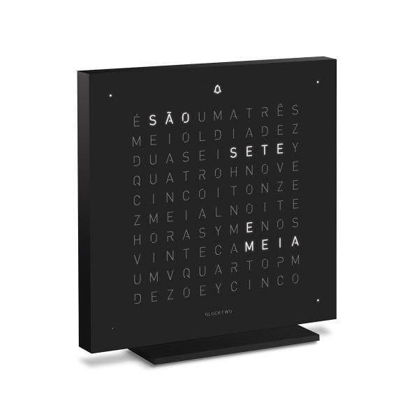 QLOCKTWO EARTH 13.5 Deep Black – vista lateral do relógio de mesa preto fosco da Steel Series com exibição tipográfica