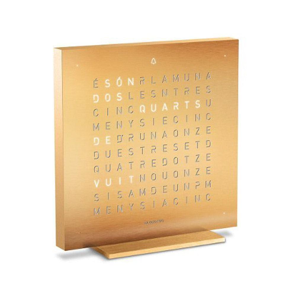 QLOCKTWO EARTH 13.5 Golden Legend – vista lateral del reloj de sobremesa dorado en acero con formato tipográfico