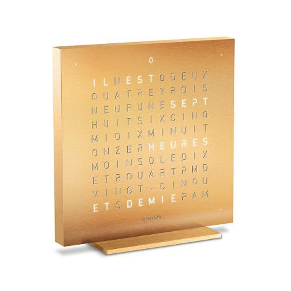 QLOCKTWO EARTH 13.5 Golden Legend – vue latérale de l’horloge de table dorée en acier avec affichage typographique