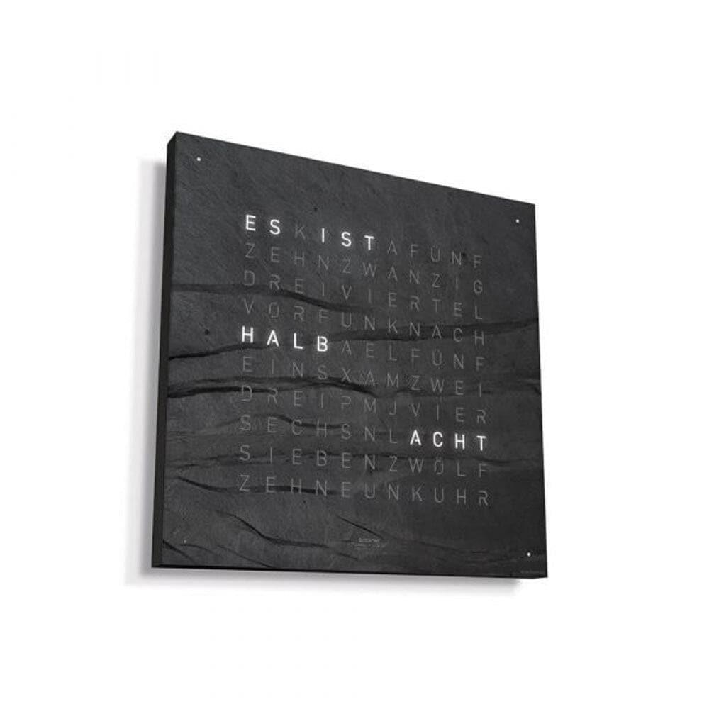 QLOCKTWO EARTH 45 mit schwarzem Korpus – charaktervolle Designuhr mit echter Schiefersteinfront für moderne Räume