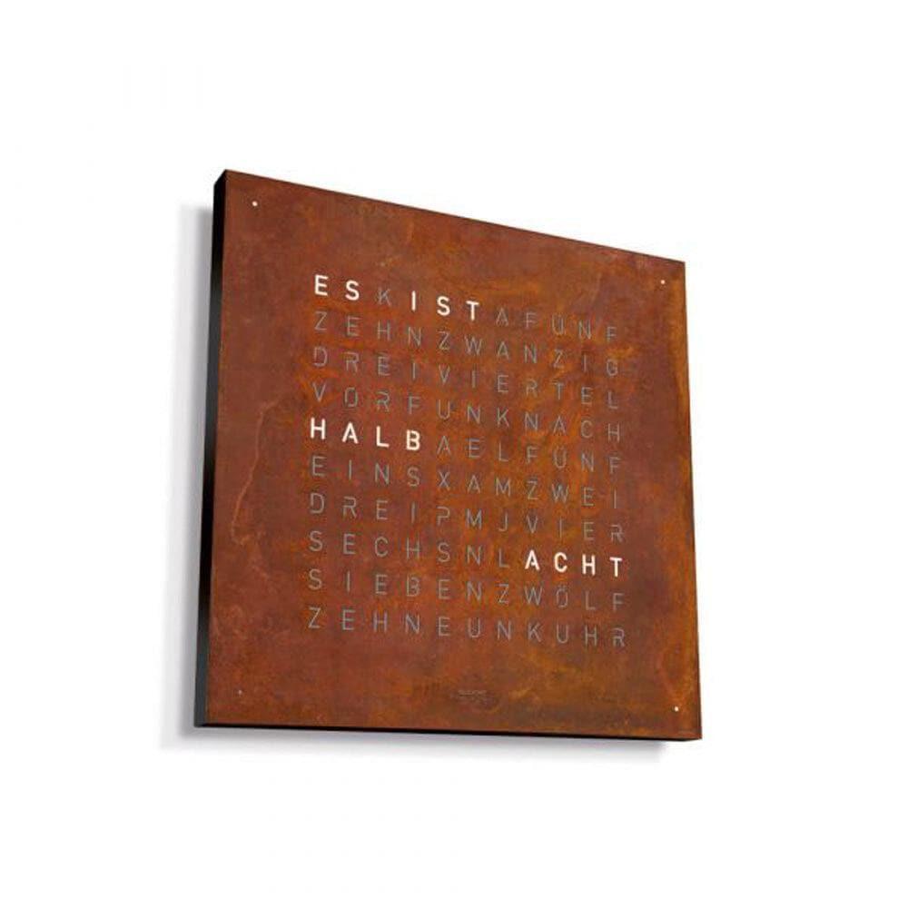 QLOCKTWO EARTH 45 Rust – Seitenansicht mit schwarzem Korpus und oxidierter Stahlfront, exklusive Designeruhr mit Patina