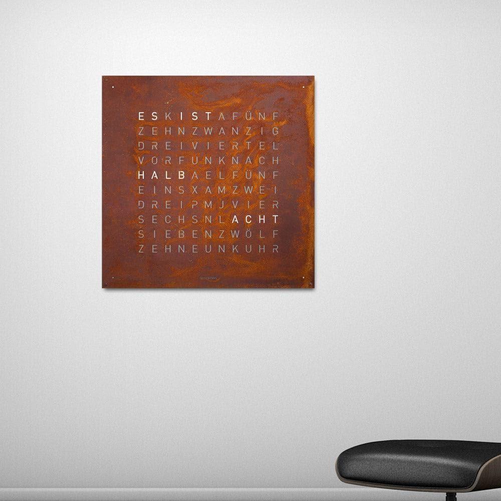 QLOCKTWO EARTH 45 Rust – rostveredelte Wanduhr, einzigartig integriert in ein hochwertiges Designer-Wohnambiente mit industriellem Flair