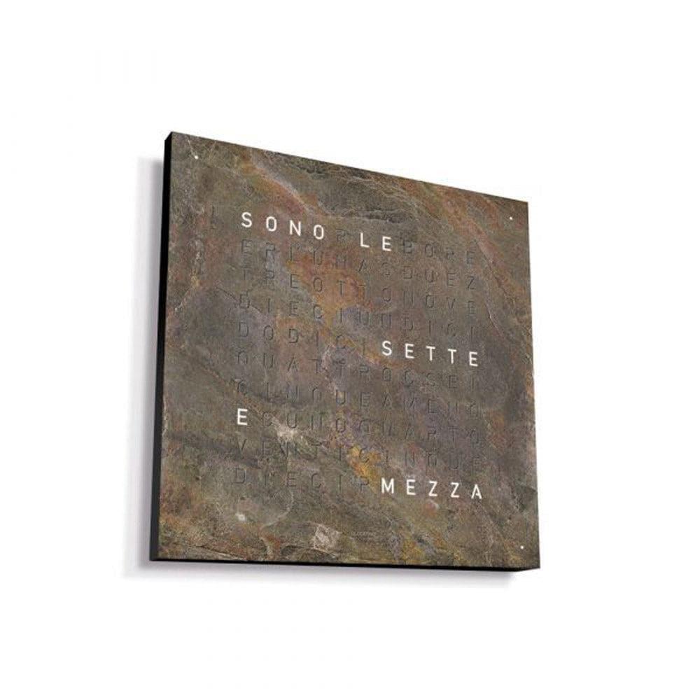 Vista laterale della QLOCKTWO Glintscape – design esclusivo con cassa in alluminio nera