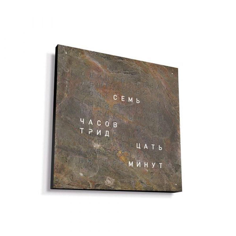 Боковой вид часов QLOCKTWO Glintscape – корпус из черного алюминия, дизайнерская эстетика