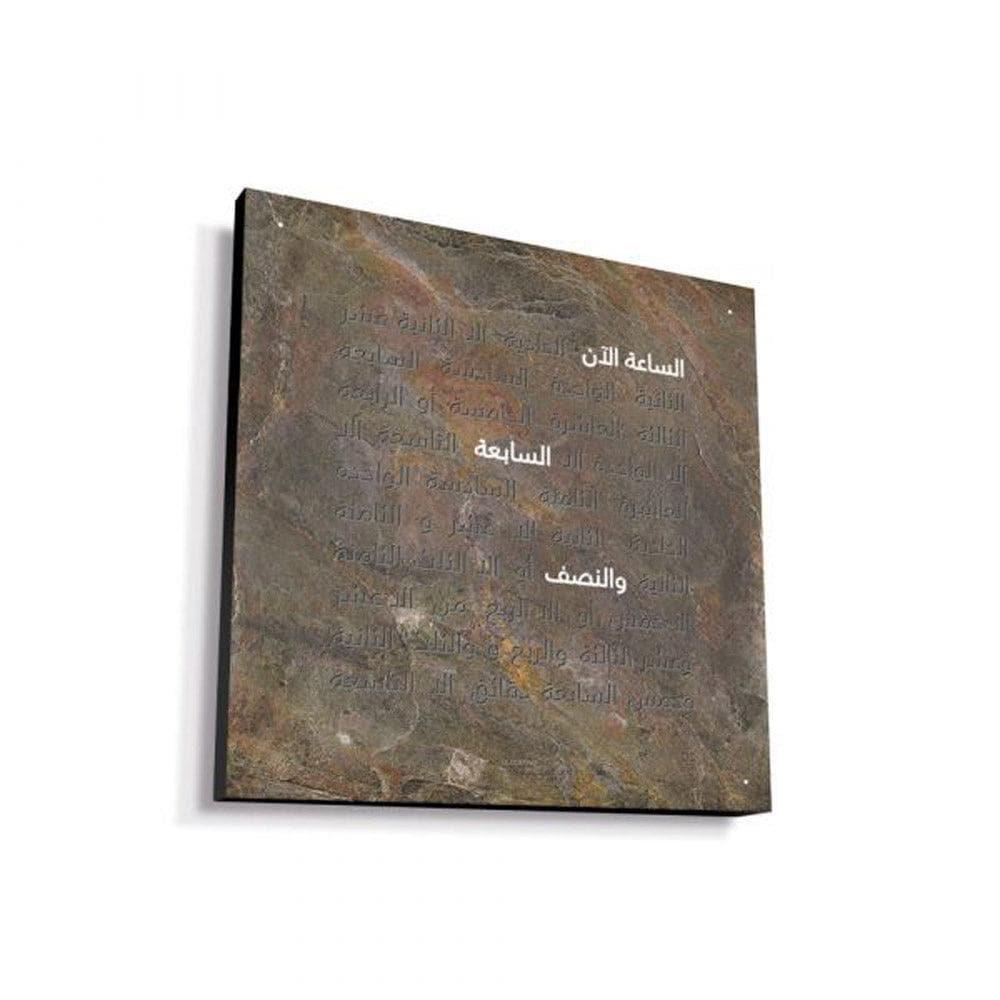 Ru’ya janibiyya lisa’at QLOCKTWO Glintscape – hafiza min al-aluminum al-aswad wa’ishraqa fanniya