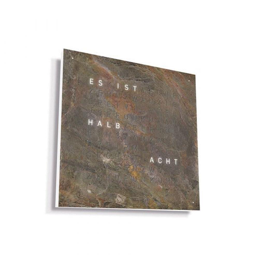 QLOCKTWO EARTH 45 Glintscape mit weissem Korpus – luxuriöse Seitenansicht der Designer-Wanduhr mit lichtreflektierender Oberfläche