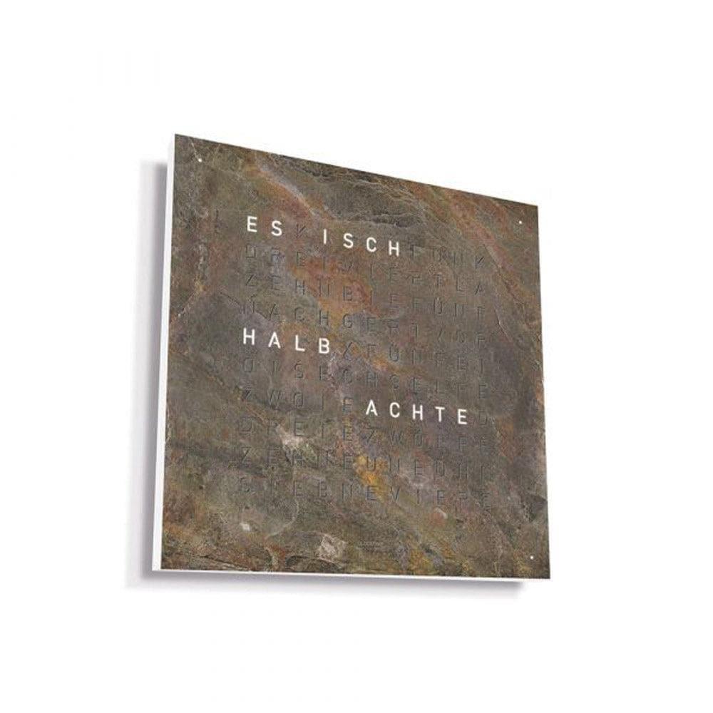 QLOCKTWO EARTH 45 Glintscape mit weissem Korpus – Seitäblick uf d’Luxus-Wanduhr mit glänzender Oberfläche i de Creator’s Edition