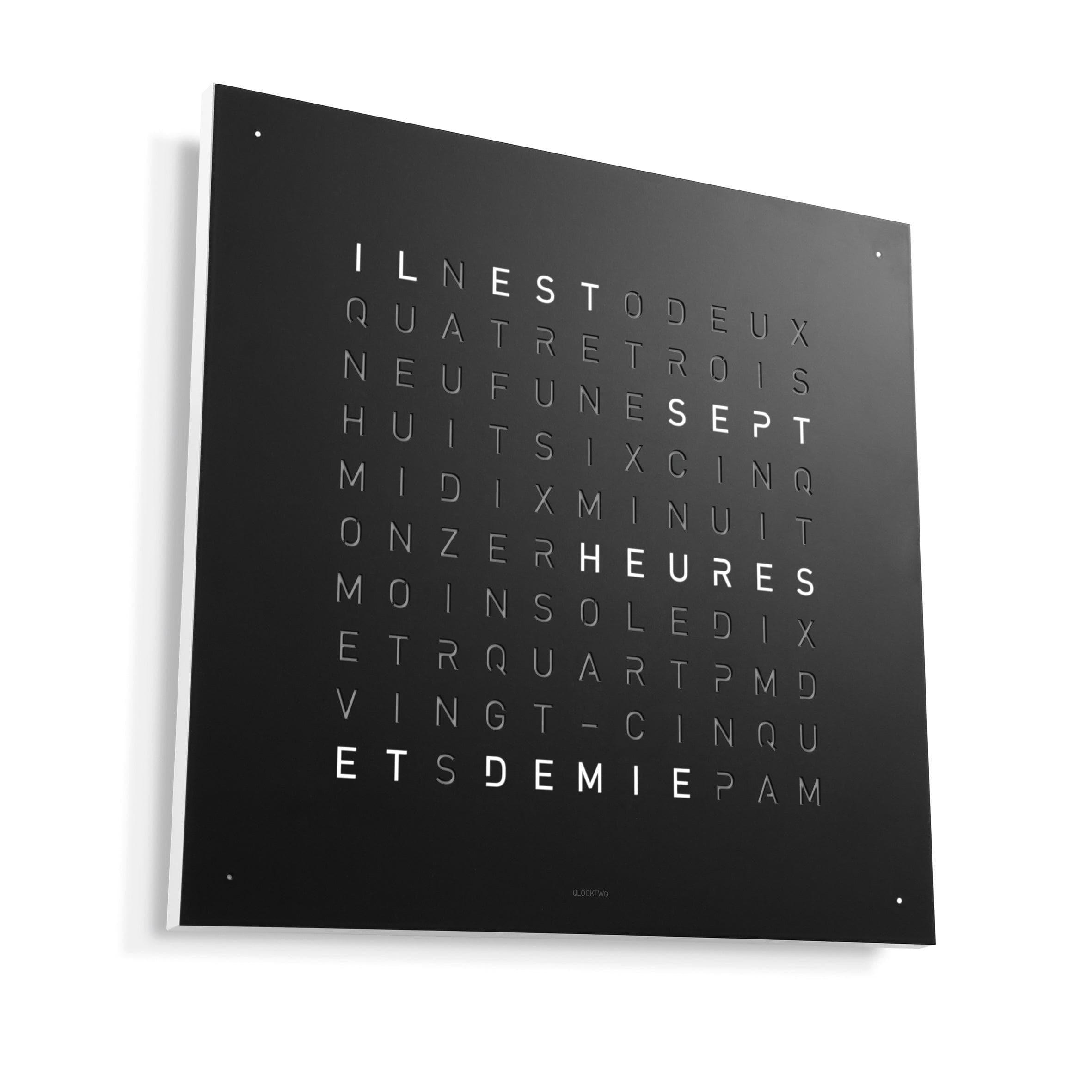QLOCKTWO EARTH 90 avec boîtier blanc – horloge murale contrastée avec façade en acier noir et cadre clair