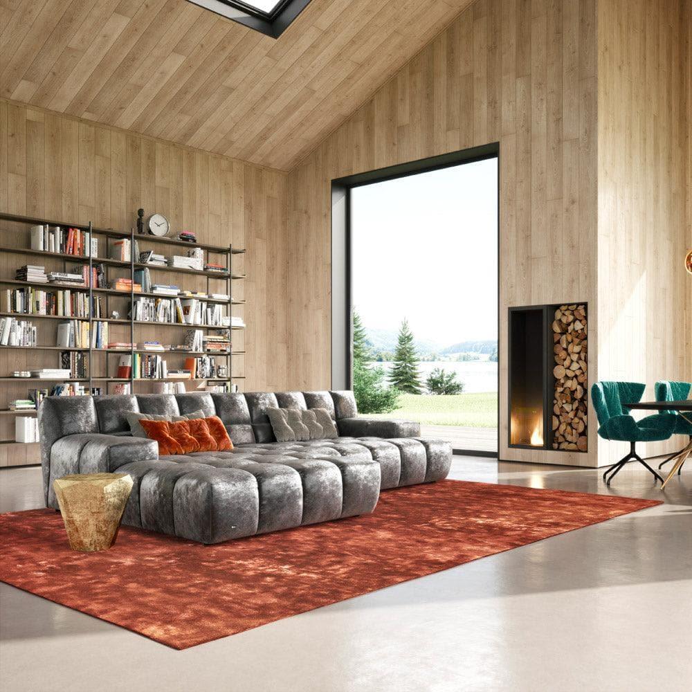 Anthrazitfarbenes OCEAN 7 Sofa von Bretz in einem hellen Wohnzimmer im skandinavischen Stil – natürliche Holzmöbel, weiße Wände und zurückhaltende Eleganz