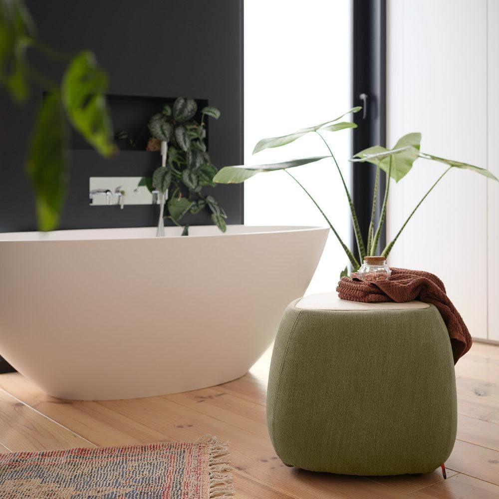 Pouf THALIA R0610 als stilvolle Ergänzung in einer modernen Sitzecke mit Sessel, Beistelltisch und weichem Teppich