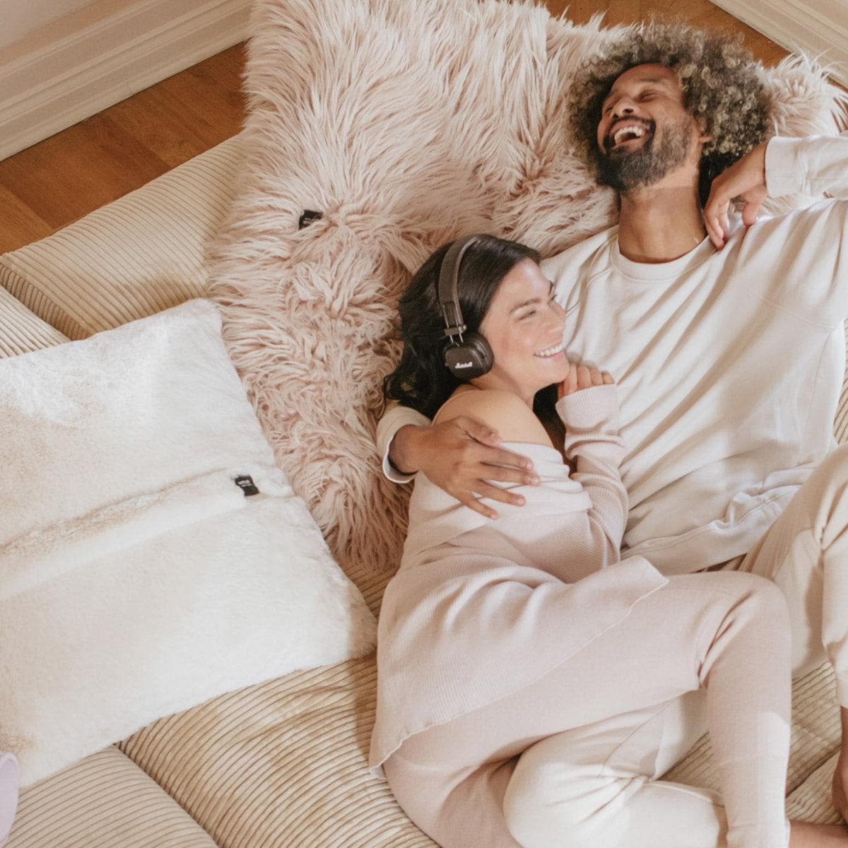 Vetsak BIG PILLOW in Cord Velours Sand auf modernem Sofa – gemütliches Wohnzimmer mit natürlichen Farben und textiler Struktur